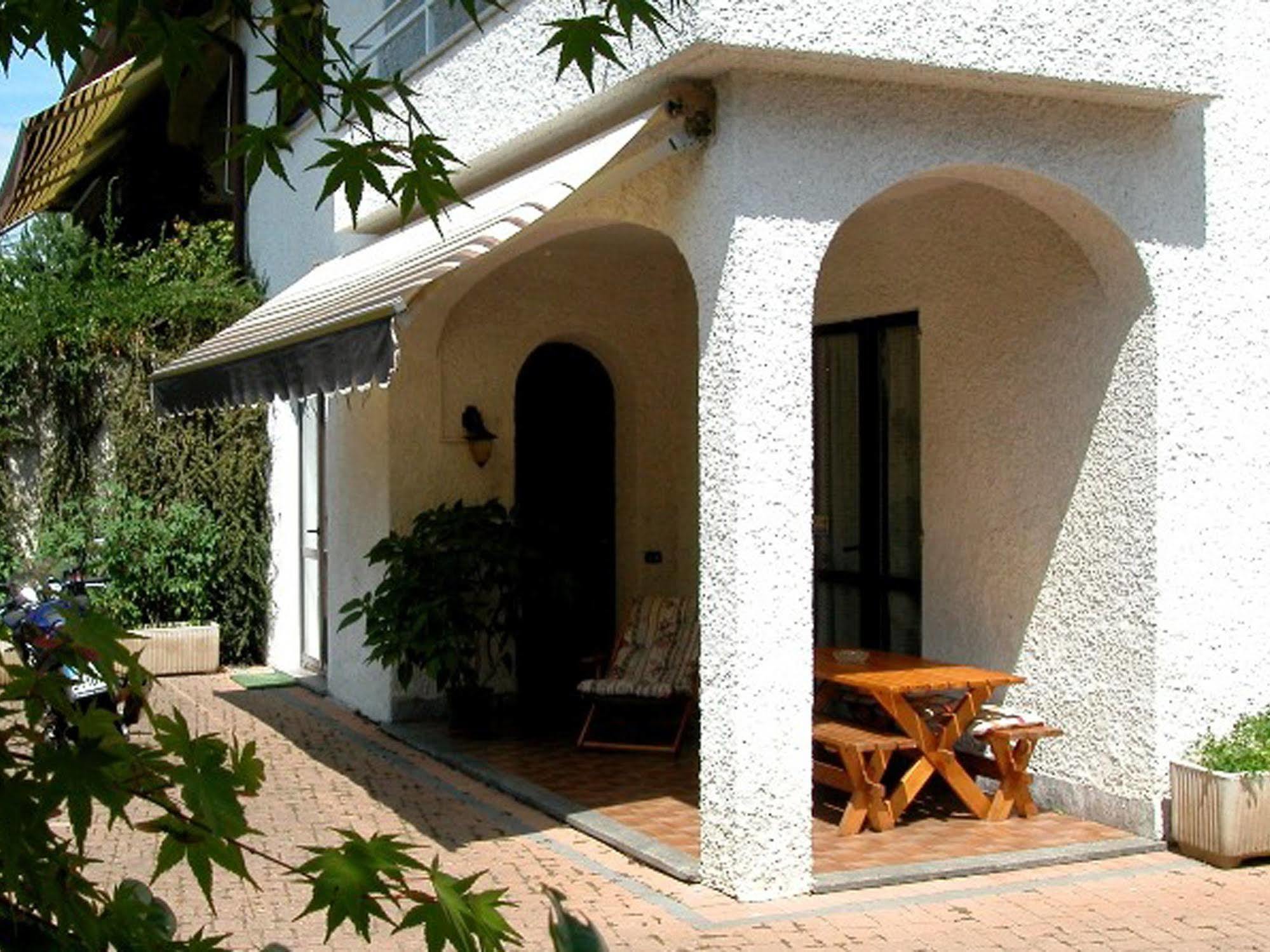 B&B Villa Monterosa Con Piscina Castronno Εξωτερικό φωτογραφία